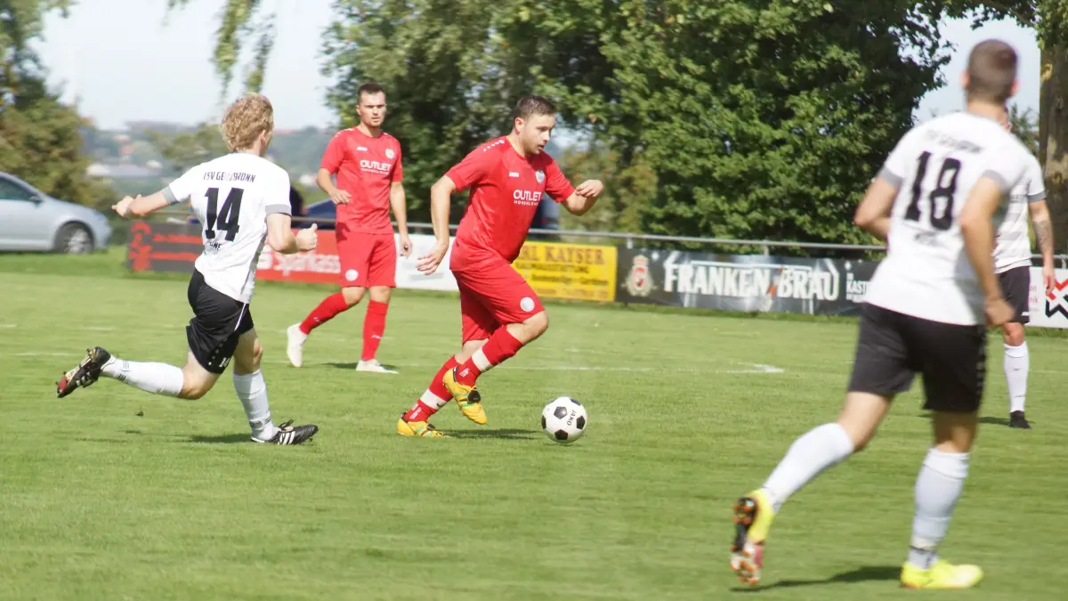 Der TSV Dünsbach (rot, hier im Spiel gegen den TSV Gerabronn) empfängt am Sonntag den TV Rot am See.