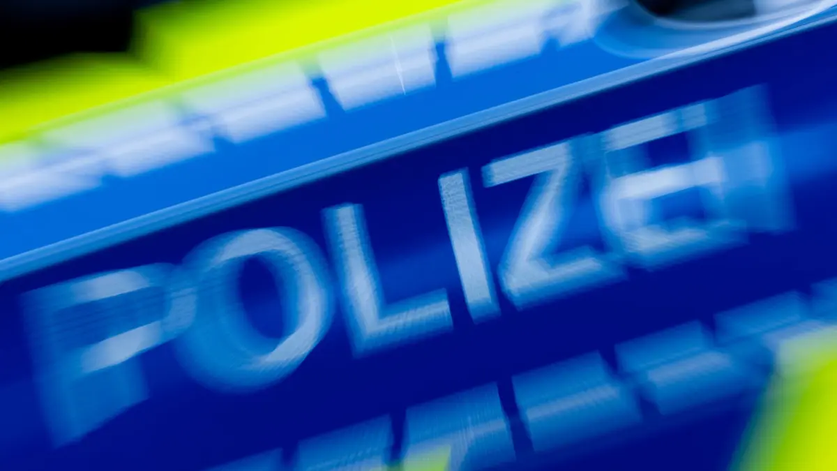 Frau wirft im Streit mit Axt nach Mann: ARCHIV - 07.03.2024, Nordrhein-Westfalen, Düsseldorf: Ein Polizeiwagen im Einsatz (Illustration). (zu dpa: «Frau wirft im Streit mit Axt nach Mann») Foto: Rolf Vennenbernd/dpa +++ dpa-Bildfunk +++