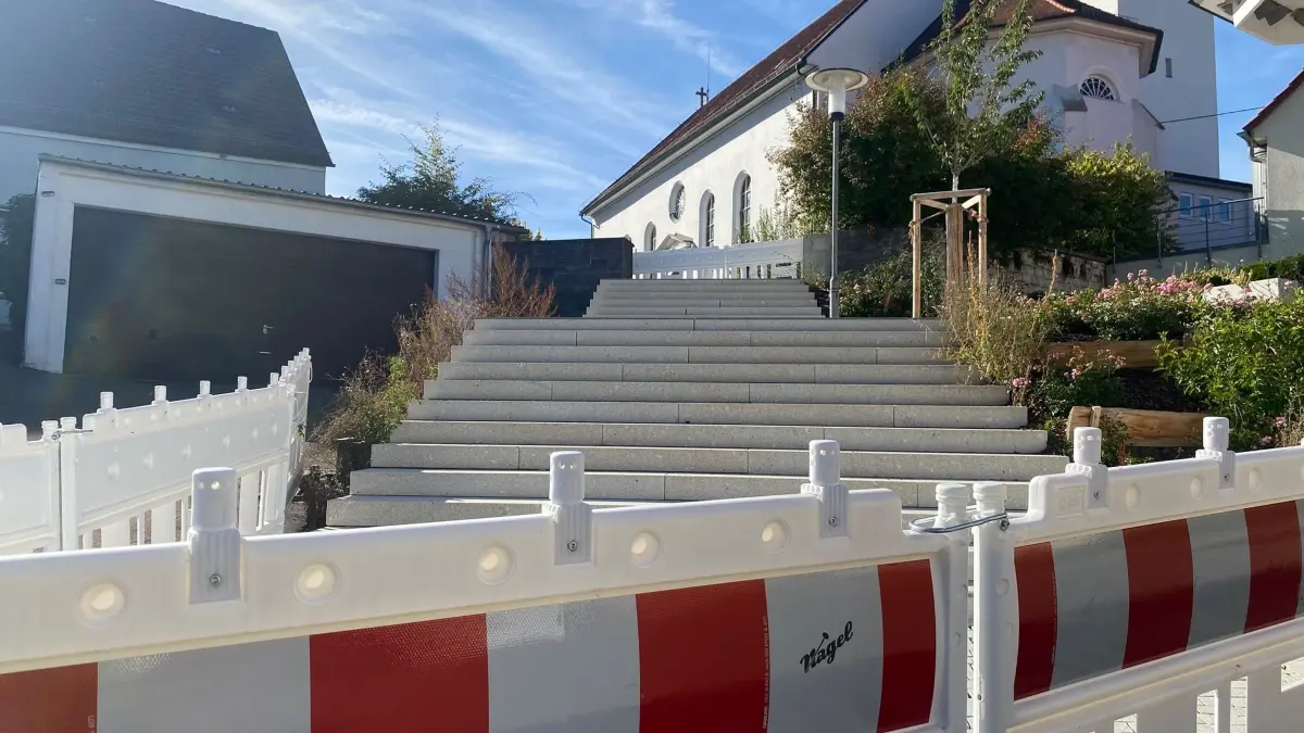 Gesperrte Kirchentreppe in Tomerdingen