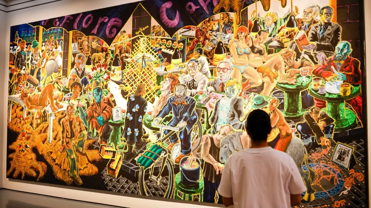 Ausstellung „Immendorff“ im Kunstpalast Düsseldorf: 23.09.2026, Nordrhein-Westfalen, Düsseldorf: Eine Besucherin steht bei der Vorbesichtigung der Ausstellung "Immendorff" im Kunstpalast vor dem Gemälde "Gyntiana". 120 Werke Immendorffs werden von 25.09.2026 bis zum 10. Januar 2027 gezeigt. Foto: Thomas Banneyer/dpa +++ dpa-Bildfunk +++