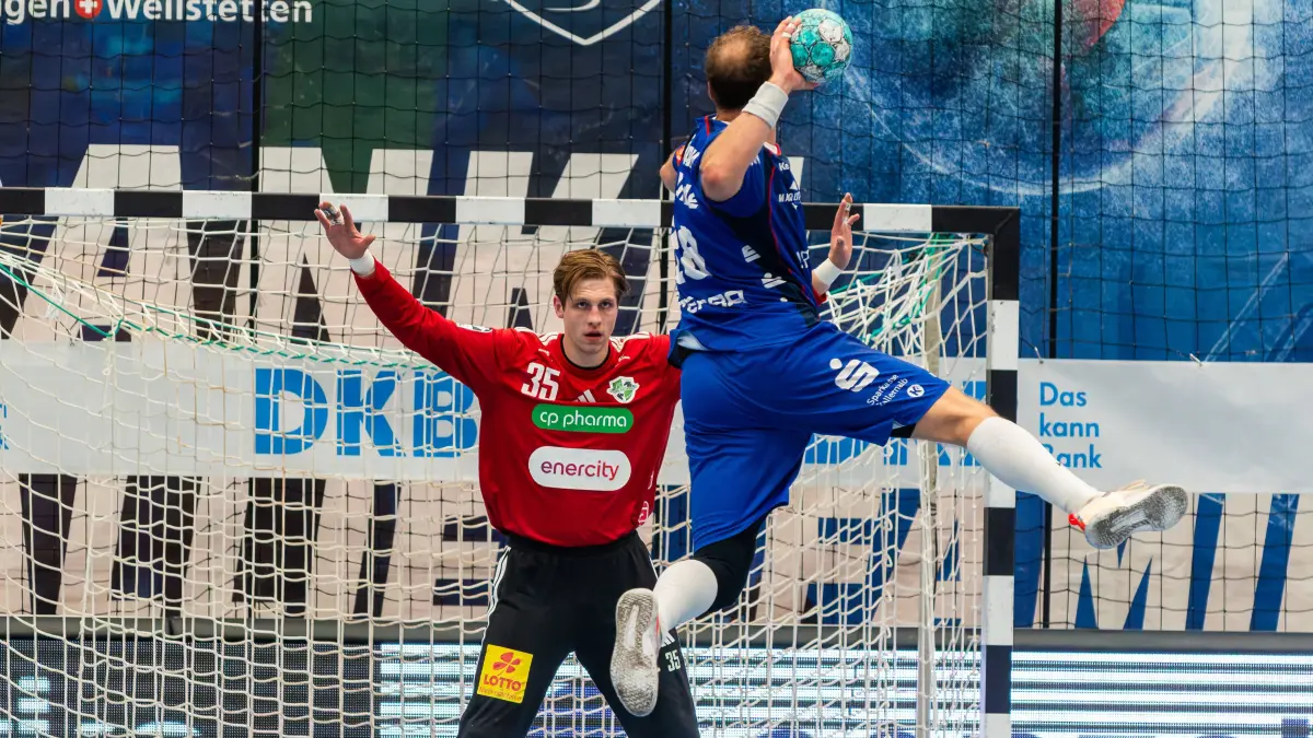 HBW Balingen-Weilstetten vs. TSV Hannover-Burgdorf, Handball, DHB-Pokal, 2. Runde, Saison 2026/2027, 23.09.2026: Tobias Heinzelmann HBW Balingen-Weilstetten 28, Joel Birlehm TSV Hannover-Burgdorf 35, HBW Balingen-Weilstetten vs. TSV Hannover-Burgdorf, Handball, DHB-Pokal, 2. Runde, Saison 2026/2027, 23.09.2026, HBW Balingen-Weilstetten vs. TSV Hannover-Burgdorf, Handball, DHB-Pokal, 2. Runde, Saison 2026/2027, 23.09.2026 Balingen *** Tobias Heinzelmann, HBW Balingen Weilstetten, 28 Joel Birlehm, TSV Hannover Burgdorf, 35 HBW Balingen Weilstetten vs. TSV Hannover Burgdorf, Handball, DHB Cup, Round 2, 20262027 Season, September 23, 2026, HBW Balingen Weilstetten vs. TSV Hannover Burgdorf, Handball, DHB Cup, Round 2, 20262027 Season, September 23, 2026, Balingen Copyright: xEibner-Pressefoto/FlorianxSchustx EP_FSU