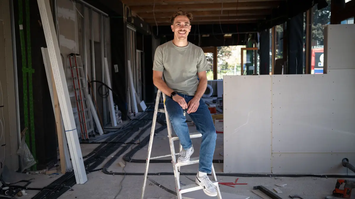 Noch ist hier Baustelle: Dort, wo Hannes sitzt, wird mal die gläserne Backstube sein, Bäckerei Auelehöfe Lustnau, Holzhochhaus