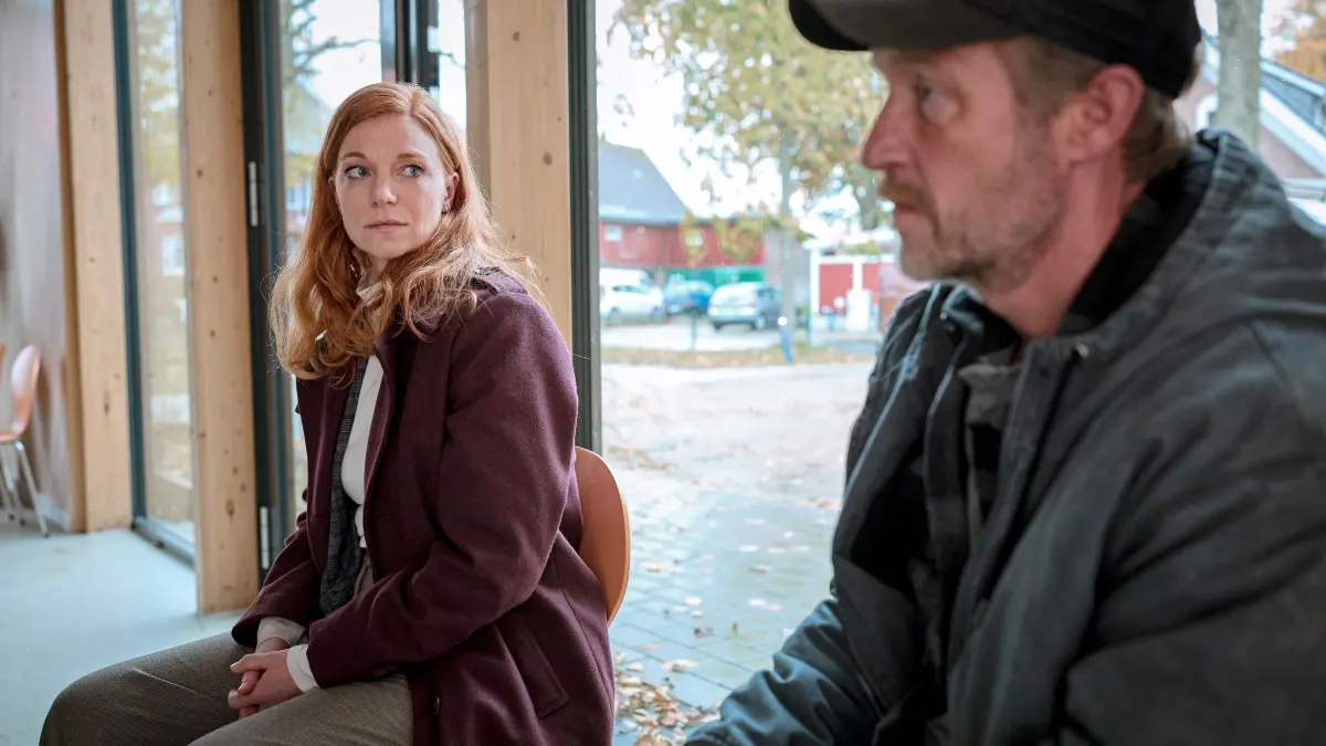 Marlene Nielsen (Marleen Lohse) fragt sich, welche Rolle Michel Osterloh (Stephan Kampwirth) in dem Mordfall spielt.
