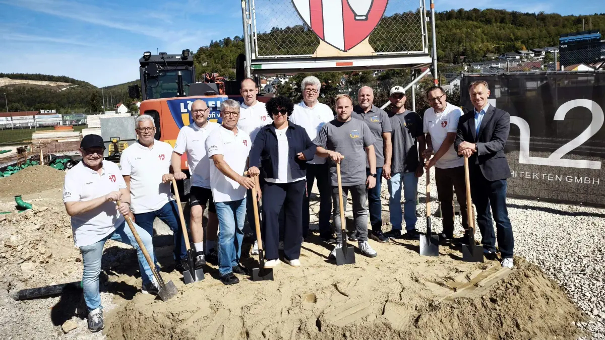Der Spatenstich erfolgte jüngst mit den Vorstandsmitgliedern, Architekten, Mitarbeitern der Firma Löffler und Bürgermeister Markus Zeiser.