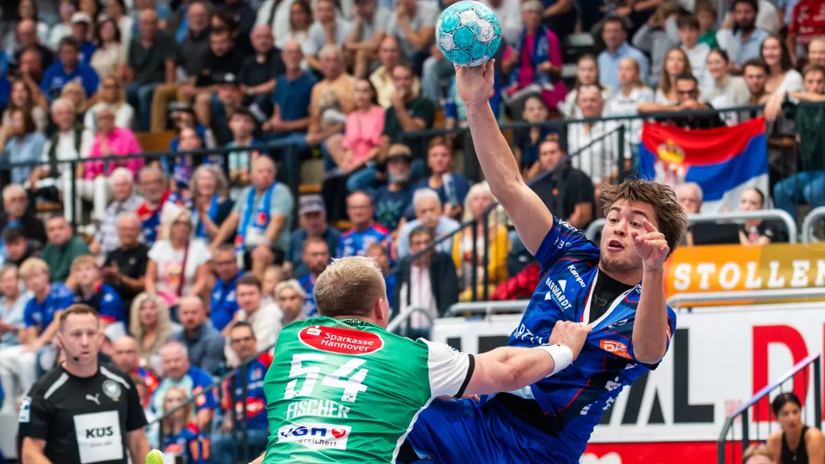 HBW Balingen-Weilstetten vs. TSV Hannover-Burgdorf, Handball, DHB-Pokal, 2. Runde, Saison 2026/2027, 23.09.2026: Elias Huber (HBW Balingen-Weilstetten #7), Justus Fischer (TSV Hannover-Burgdorf #54),
HBW Balingen-Weilstetten vs. TSV Hannover-Burgdorf, Handball, DHB-Pokal, 2. Runde, Saison 2026/2027, 23.09.2026,
Foto: Eibner-Pressefoto/Florian Schust