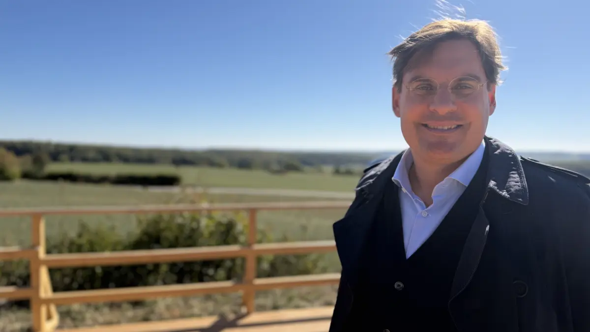 Weiter Blick über die Alb und Ehingen: OB-Kandidat Christoph Lang auf der Aussichtsplattform "Schneckenhäule" zwischen Frankenhofen und Tiefenhülen.