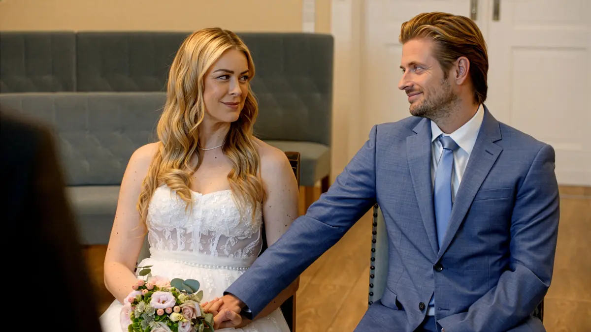Jessica (Nina Ensmann) und Philip (Jörn Schlönvoigt) geben sich bei GZSZ das Ja-Wort.