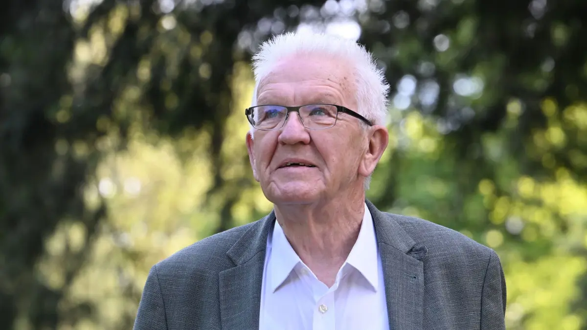 Winfried Kretschmann: Winfried Kretschmann (Bündnis 90/Die Grünen), Ministerpräsident von Baden-Württemberg, nimmt an einem Gespräch mit der Deutschen-Presse Agentur (dpa) auf dem Gelände der Universität Hohenheim teil. (zu dpa: «Kretschmann hat im Ruhestand mehr als fünf Kilo abgenommen»)