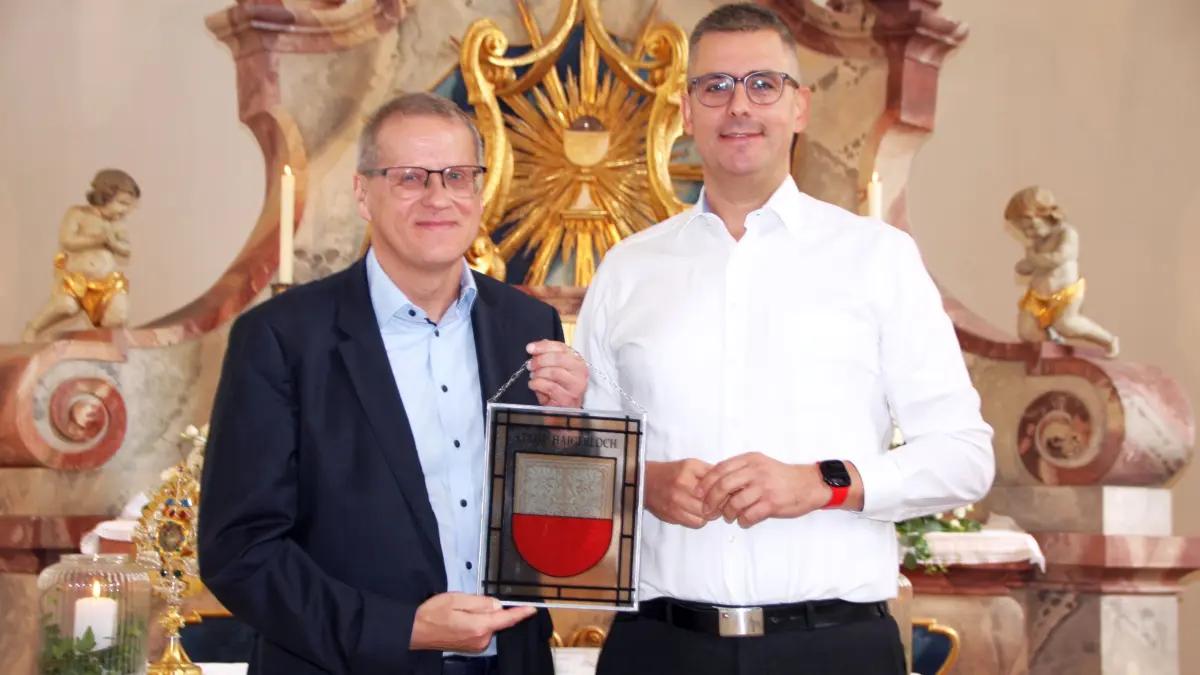 Bürgermeister Heiko Lebherz (rechts) gratulierte dem Fördervereinsvorsitzenden Martin Beuter zum gelungenen Projekt und überreichte ein Glas mit dem Wappen der Stadt Haigerloch.