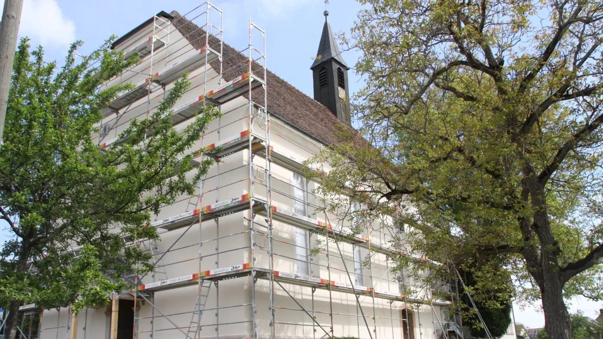 Voll eingerüstet: So präsentierte sich die Trillfinger Wendelinskapelle noch vor den Sommerferien.