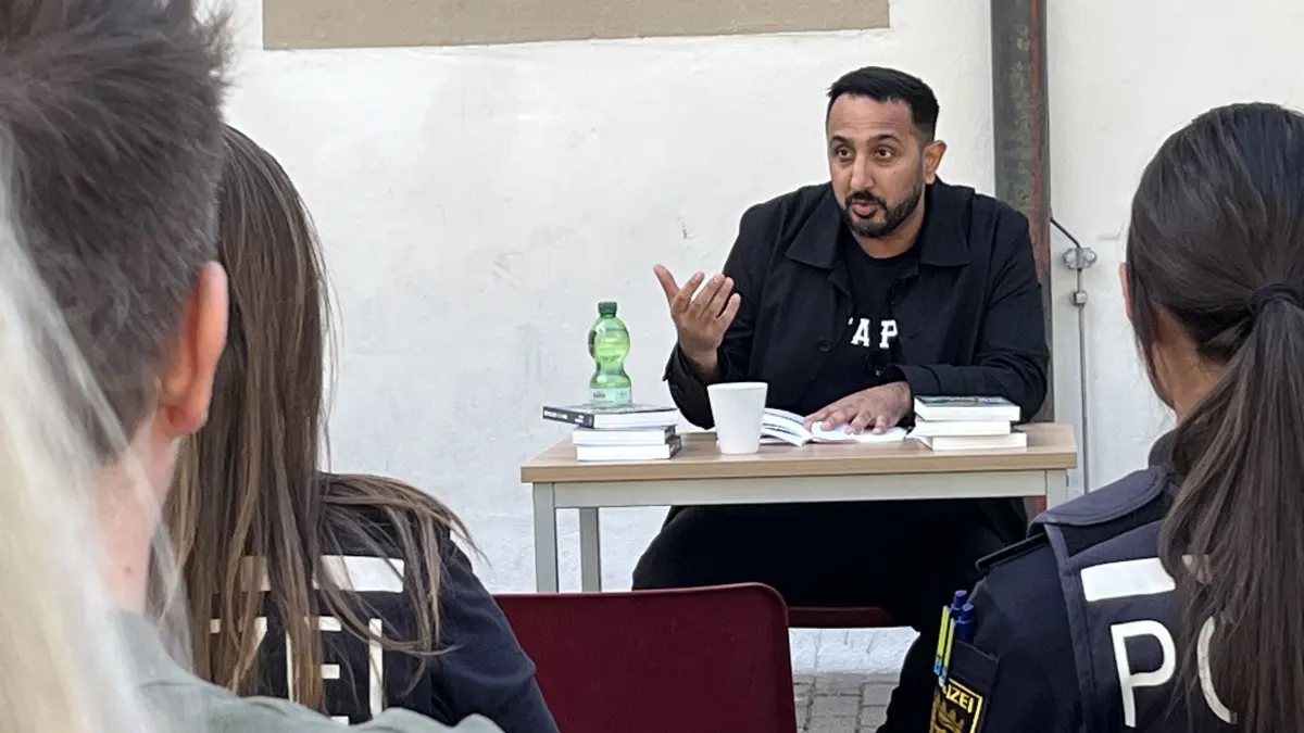 Der Hamburger Mashood Khan zu Gast in der Jugendarrestanstalt in Göppingen