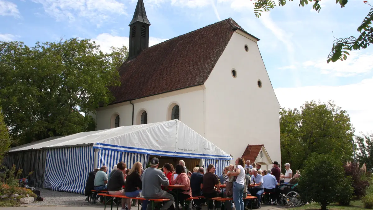 Nach dem offiziellen Teil in der Wendelinskapelle war Feststimmung im Bewirtungszelt und davor angesagt.