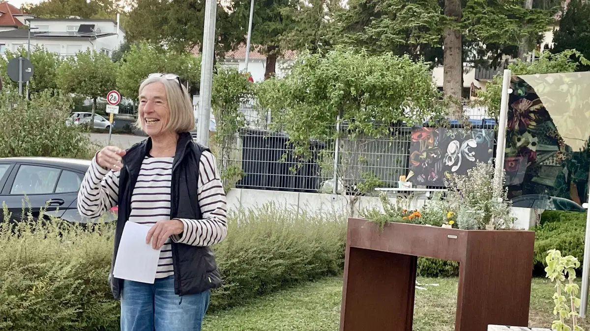 Annegret Romer stellt den Mitgliedern des Arbeitskreises Inklusion am Dienstagabend den neu gestalteten Kunst- und Sinnesgarten vor der Gemeindebücherei vor.