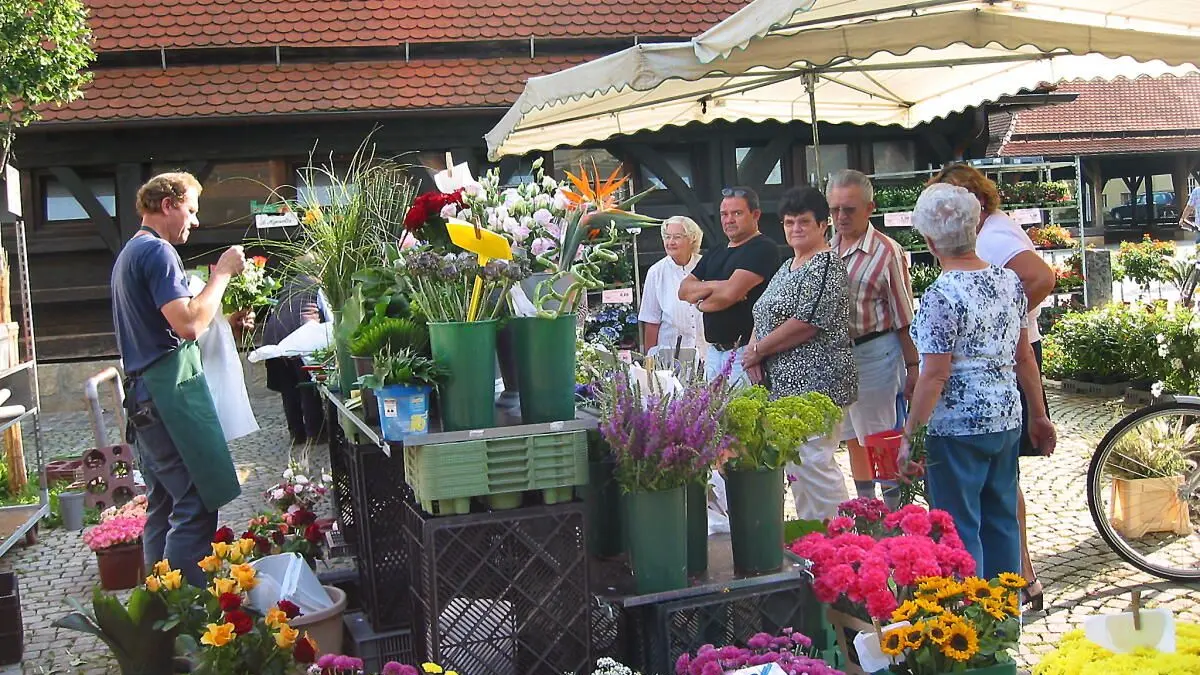 Geben Tipps in Sachen Blumenzwiebeln: Die überregional bekannten EBK-Blumenmönche haben ab sofort einen festen Platz im Dettinger Markttreiben. Unser Foto ist auf dem Wochenmarkt in Metzingen entstanden.