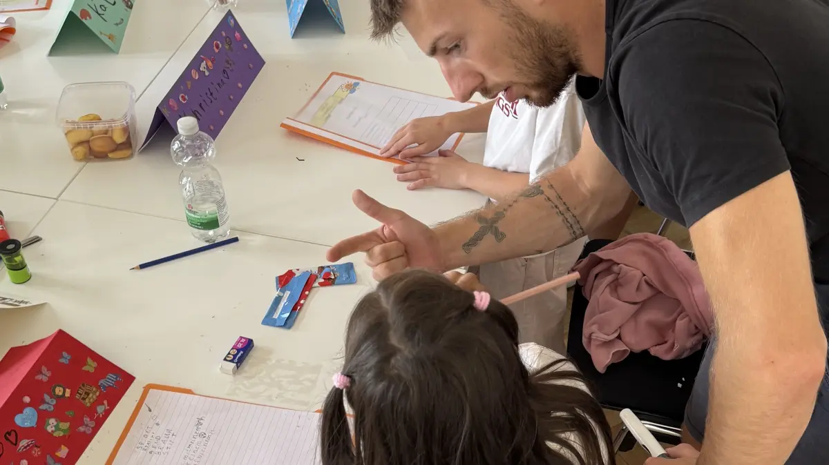 In der „Kleinen Sommerschule“ kümmerten sich zwei Lehramtsstudierende von der PH Weingarten ehrenamtlich um ihre junge Zielgruppe.