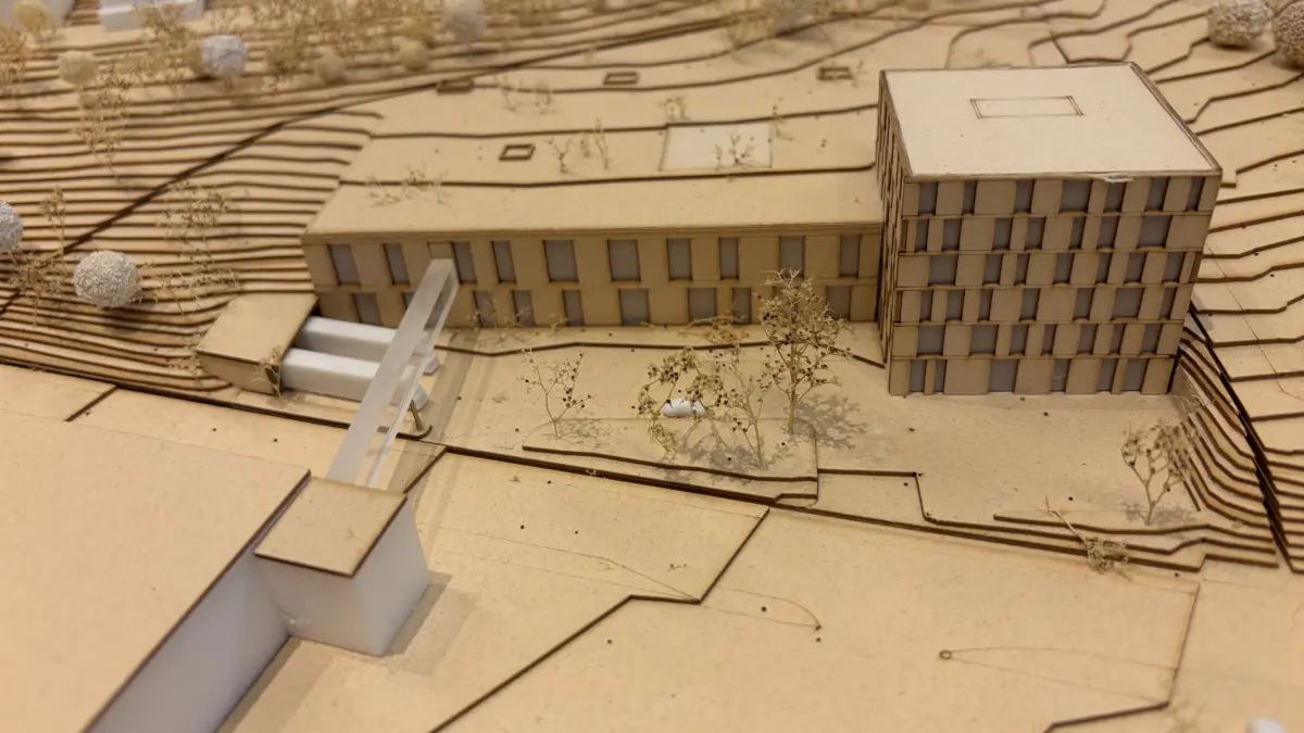 Griffwerk Blaustein will an der Lindenstraße erweitern: Hauptgebäude und Modell des Neubaus
