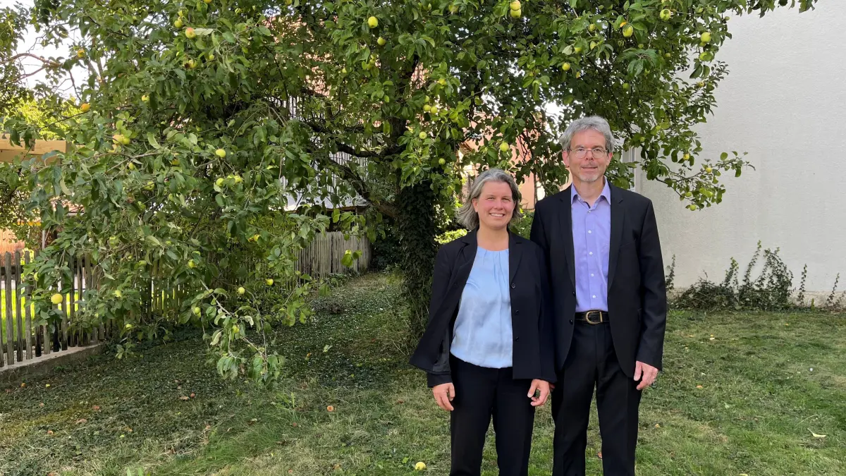 Den Talar schon abgelegt: Karoline Rittberger-Klas und Frithjof Rittberger am Rand des Abschiedsumtrunks in ihrem Weilheimer Pfarrgarten am Sonntag.