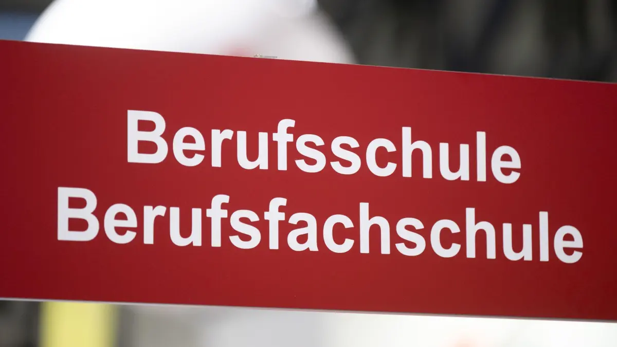 Berufsschule: ARCHIV - 19.01.2024, Sachsen, Dresden: Ein Schild mit der Aufschrift «Berufsschule» und «Berufsfachschule» auf der Jobmesse «KarriereStart». (zu dpa: «Lehrermangel an Berufsschulen - das sagen die Betroffenen») Foto: Sebastian Kahnert/dpa +++ dpa-Bildfunk +++