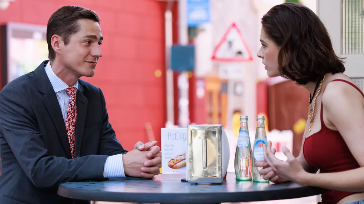 Ringo (Timothy Boldt) konfrontiert Larissa (Ilka Mahrholz) mit ihrem vermeintlichen Verrat (Bild aus Folge 7965).