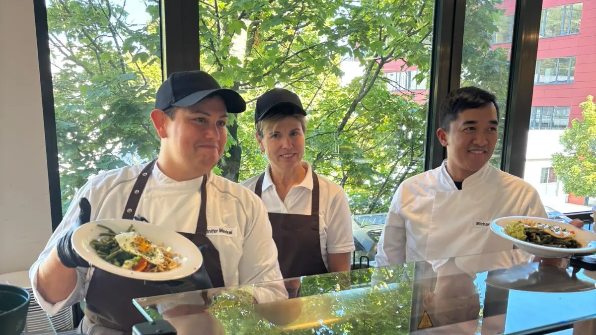 Spiegelei, Flädle, grüne Gartenbohnen: So sieht sie aus, die klimabewusste Alb-Ramen-Bowl, eine Eigenkreation in der Elring-Kantine Kochwerk.