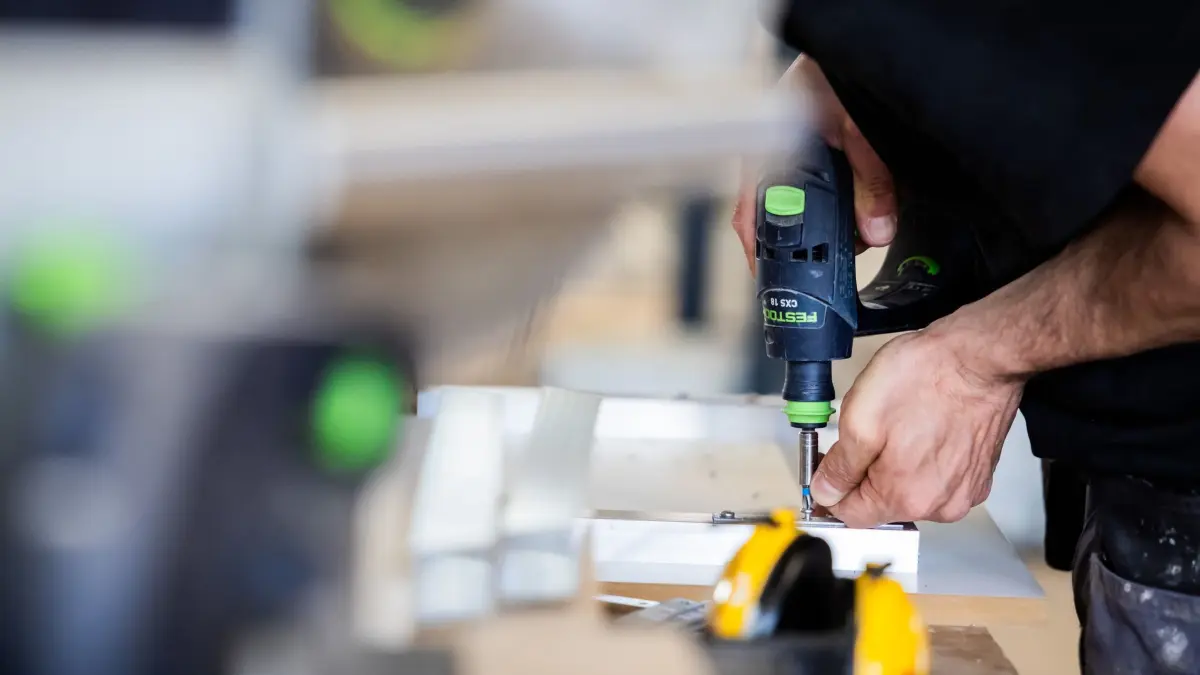 Handwerk: Ein Mann arbeitet in einer Werkstatt für Holz- und Metallarbeiten. (zu dpa: «Wachstum auf Pump: Wirtschaft nimmt vorerst Fahrt auf»)