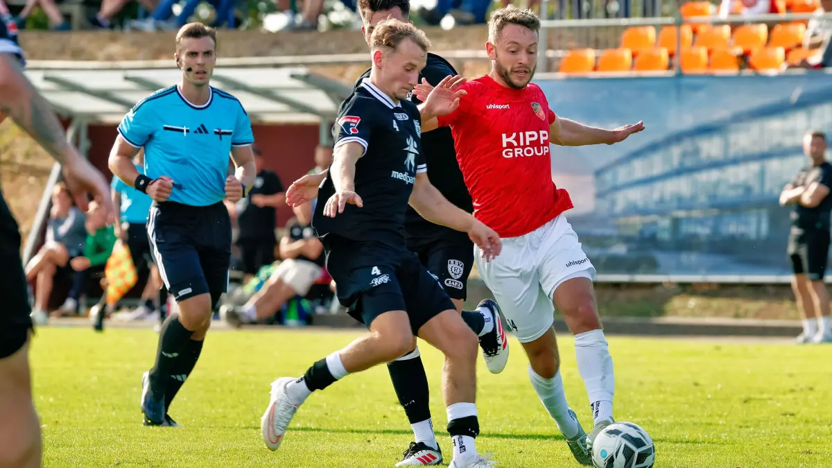 Henry Seeger (rechts, FC Holzhausen) - hier im Zweikampf mit Stefan Zimmermann (SSV Reutlingen) - will mit seinem Team auch gegen Backnang punkten.