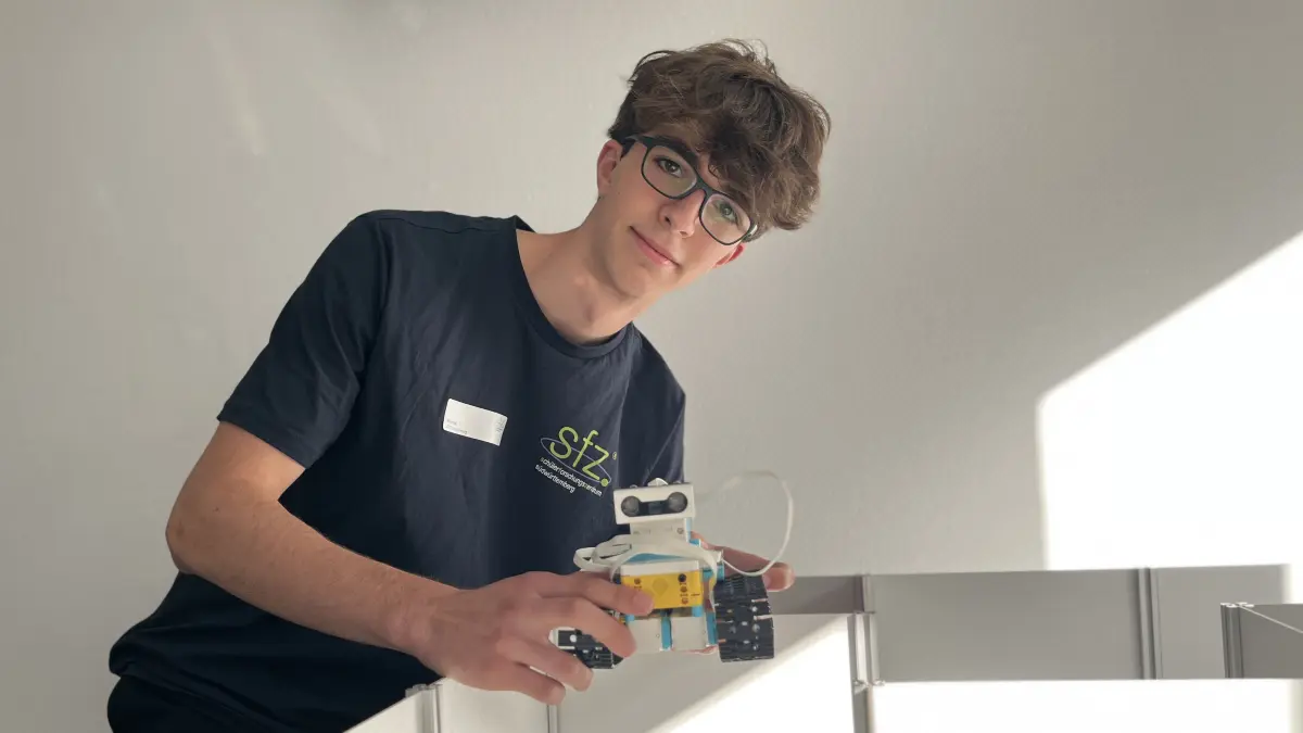 Wenzel Schmid, 17 Jahre alt, zeigt im neuen Rottenburger Schülerforschungszentrum seinen selbst entwickelten Roboter