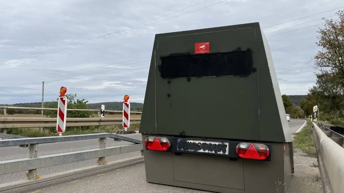 Beschmierter städtischer Blitzer auf der L371-Brücke zwischen Tübingen und Hirschau