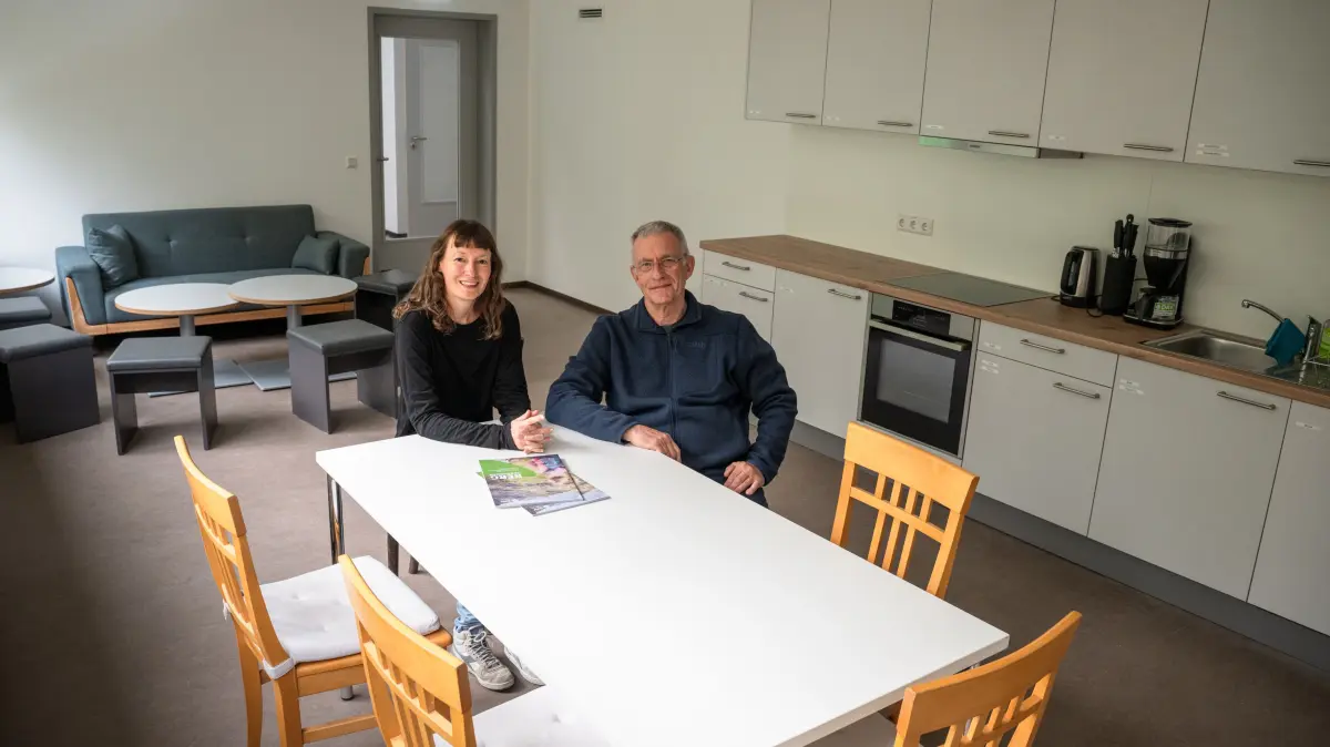 Nina Ahrens, stellvertretende Geschäftsführerin, und Dieter Porsche, 1. Vorsitzender der Sektion Tübingen in den neuen Räumen im B12, hier im Aufenthaltsraum mit Küche und Sofaecke.