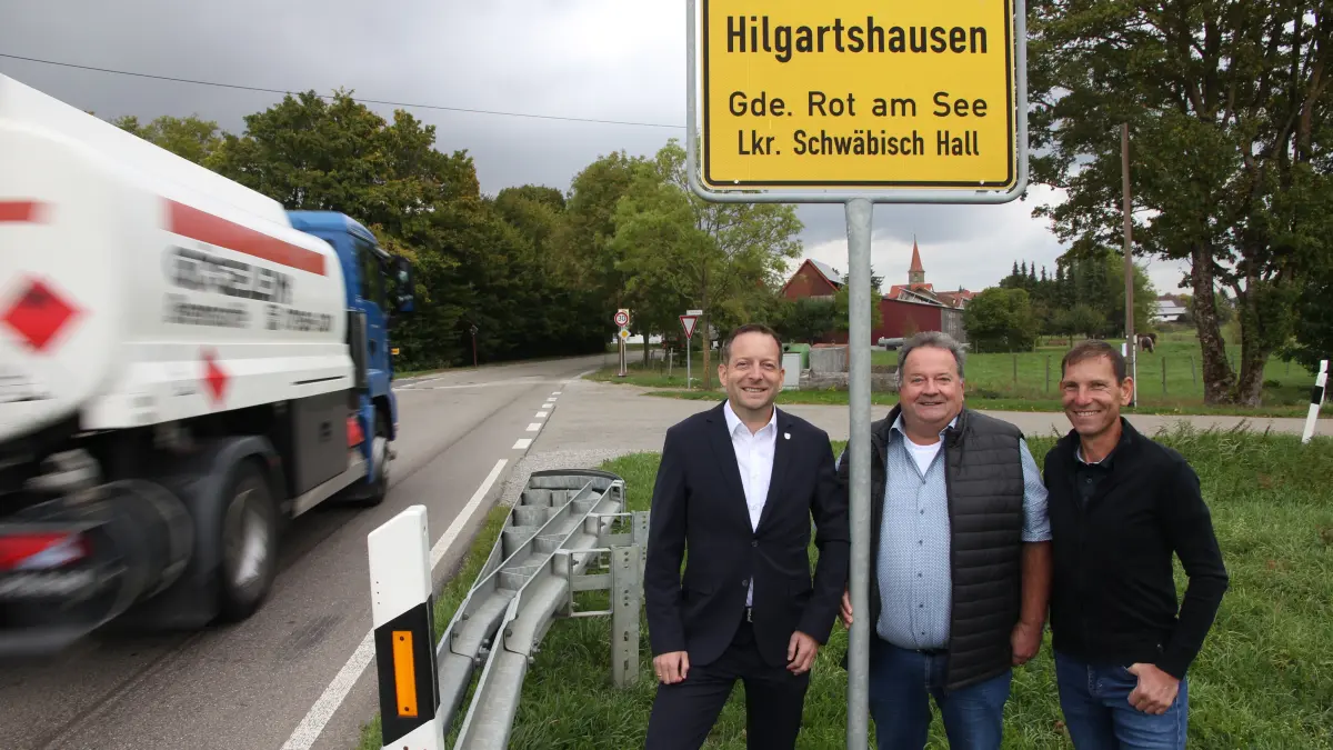 Landesstraße 1040: Ab hier wird 2027 saniert – Bürgermeister Dr. Sebastian Kampe und die Ortsvorsteher Reiner Groß (Brettheim) und Jürgen Häfner (Hausen am Bach, von links) freut's.