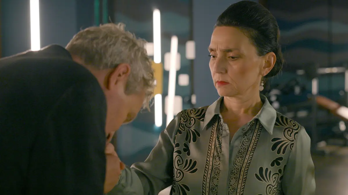 Der Fremde fällt Simone Steinkamp (Tatjana Clasing) erneut unangenehm auf.