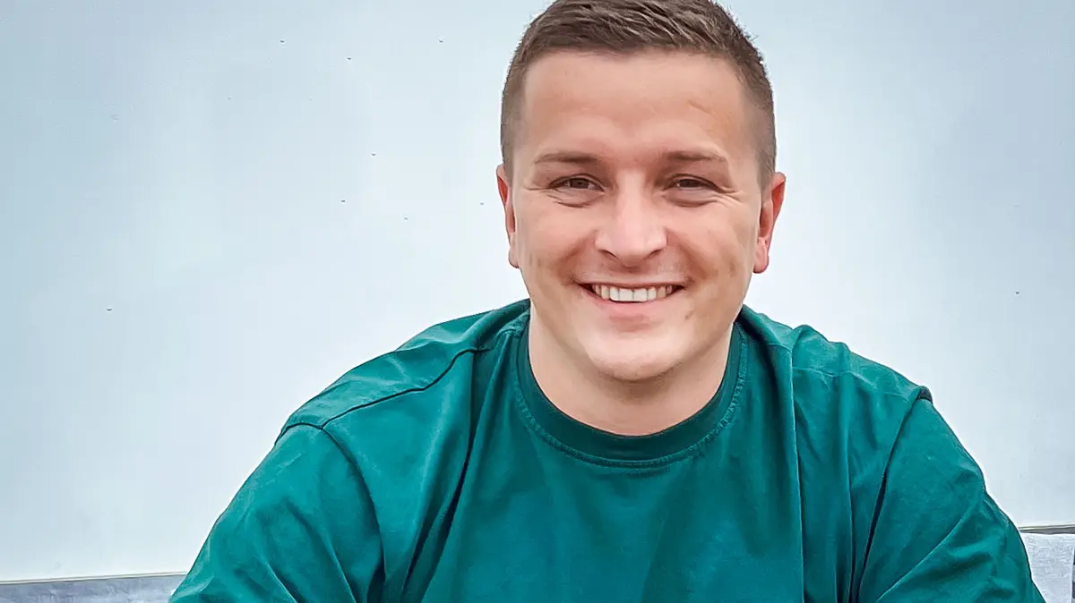 Moderator Aaron Troschke startet eine neue Version von Schlag den Star.
