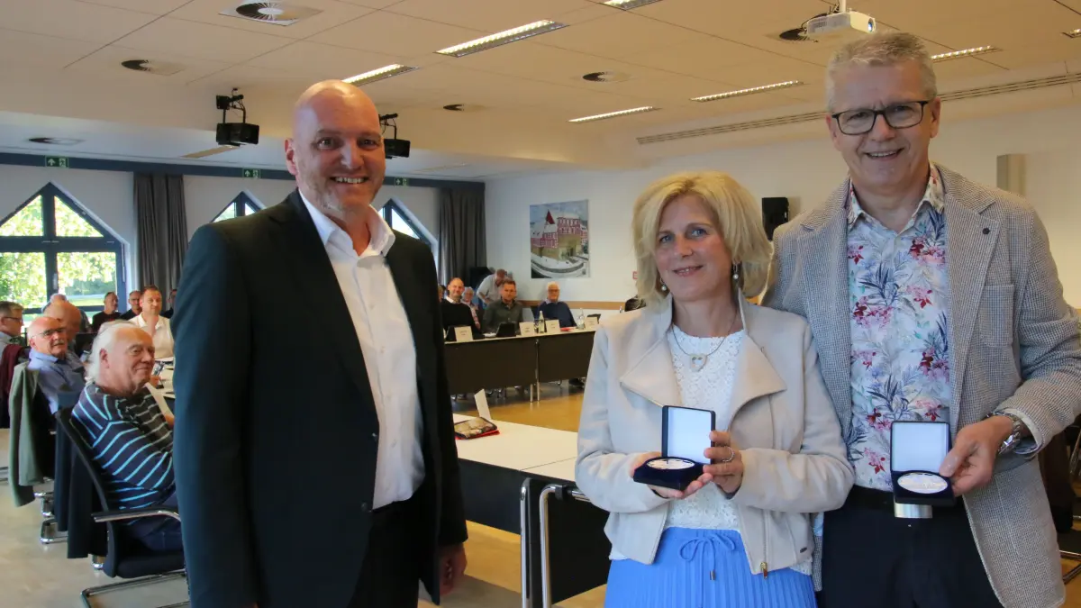 Bürgermeister Stephen Brauer mit Karin Schick und Jürgen Hinderer.