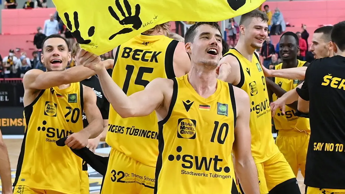 Basketball 2. Bundesliga 22/23: Tigers Tuebingen - wiha Panthers Schwenningen: Vorsicht: Dieses Foto ist möglicherweise nur für den einstigen Verlag Schwäbisches Tagblatt verwendbar. Basketball 2. Bundesliga 2022/2023 1. Spieltag 08.10.2022
Tigers Tuebingen - wiha Panthers Schwenningen
TEAMJUBEL Tigers; Gianni Otto (Mitte)
FOTO: ULMER Pressebildagentur
xxNOxMODELxRELEASExx