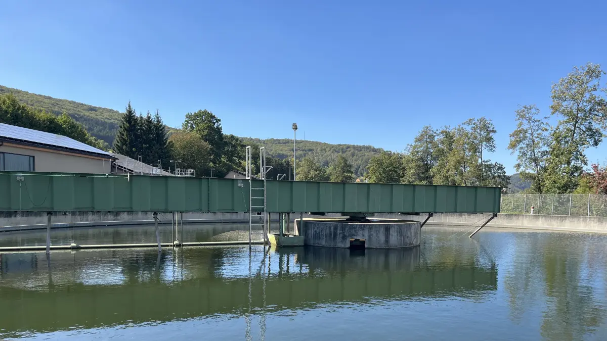 Die Kläranlage Zwiefalten steht vor technischen Veränderungen. Im Hintergrund sind die neuen Photovoltaikanlagen auf den Dächern der Betriebsgebäude zu sehen.