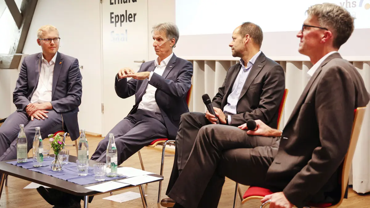 Gesprächsabend an der Volkshochschule Schwäbisch Hall zum Thema "Mit Mut in die Zukunft: Demokratie, KI, Quantencomputer", moderiert von VHS-Geschäftsführer Tobias Würth. Am Podium (von links): Oberbürgermeister Daniel Bullinger, Rektor der Hochschule Heilbronn, Oliver Lenzen, Recaro-CEO Mark Hiller und VHS-Geschäftsführer Tobias Würth.