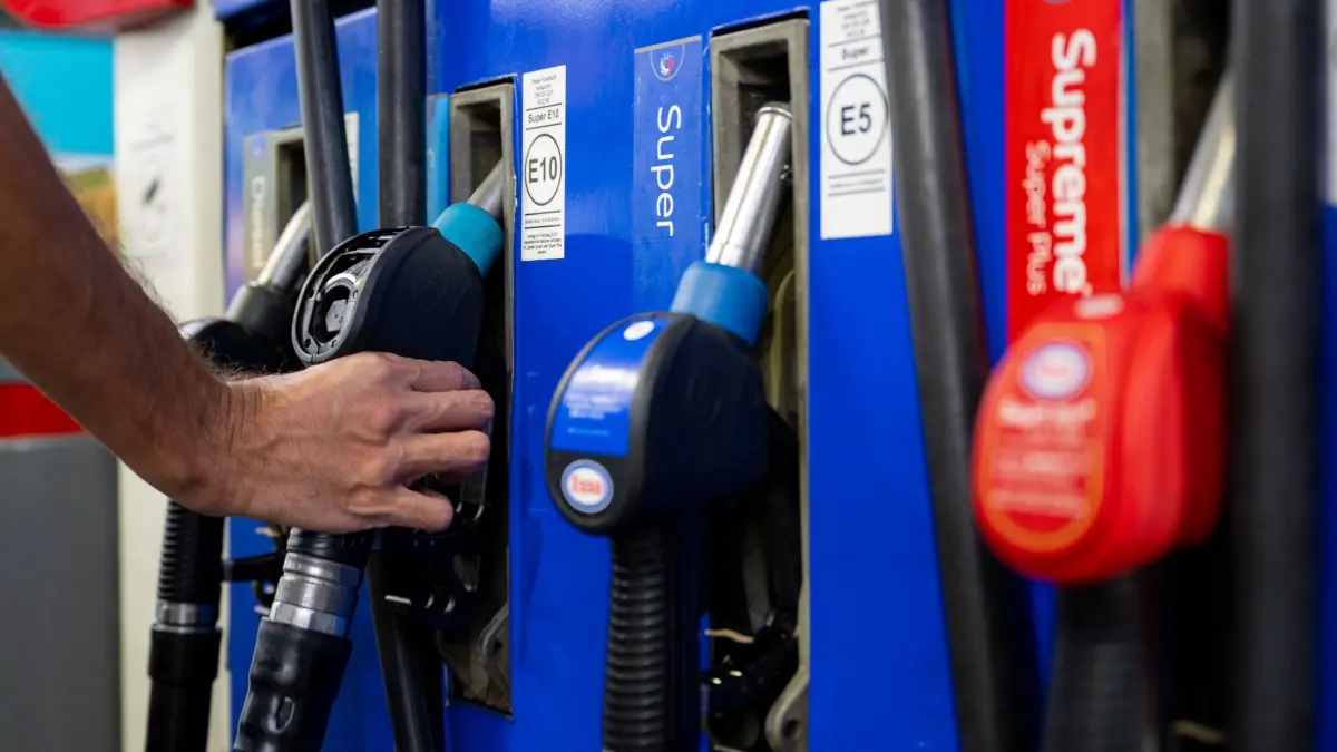 Tanken: Ein Autofahrer hängt an einer Tankstelle eine Zapfpistole in die Zapfsäule. (zu dpa: «Bundestag und Bundesrat sollen erneuten Tankrabatt besiegeln»)
