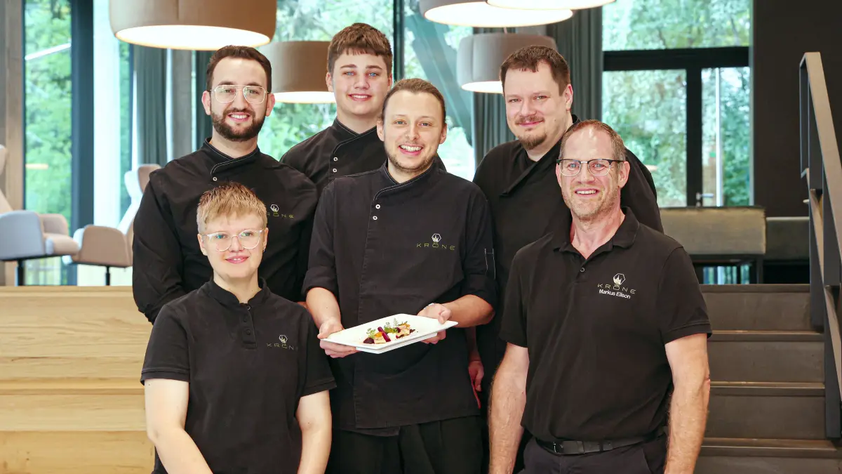 Küchenchef Markus Elison (rechts) und sein Team (von links) Auszubildende Rilana Buchmann, Chef de Partie Youssef Hadjtaieb, Koch-Azubi Lennox Dörflinger, Küchenmeister Matthias Köstl und Markus Elisons Stellvertreter Patrick Meitner haben exklusiv für Leser der Südwest Presse ein leckeres Menü entwickelt.