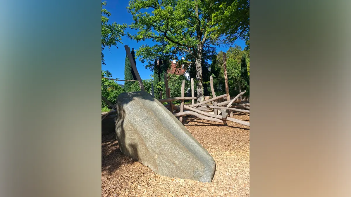 Die Steinrutsche auf dem Spielplatz im KurparkBad Überkingen.
