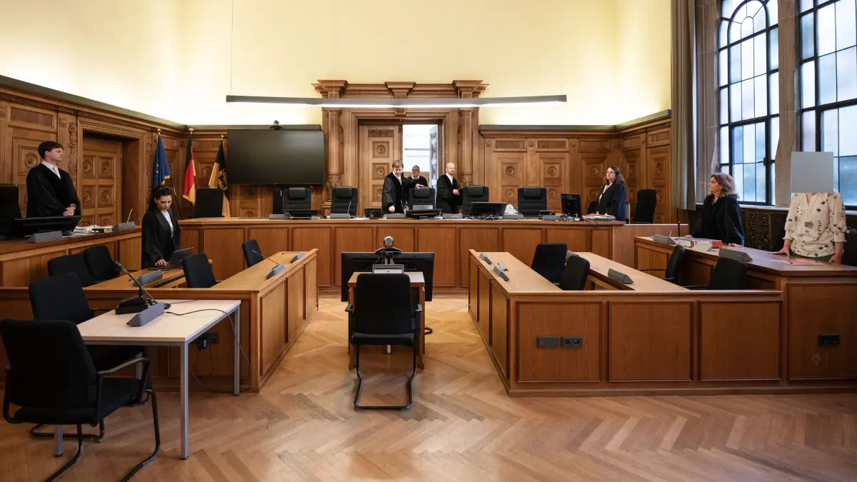 Urteilsverkündung im Frühchen-Prozess: Die Angeklagte im Schwurgerichtssaal Tübingen