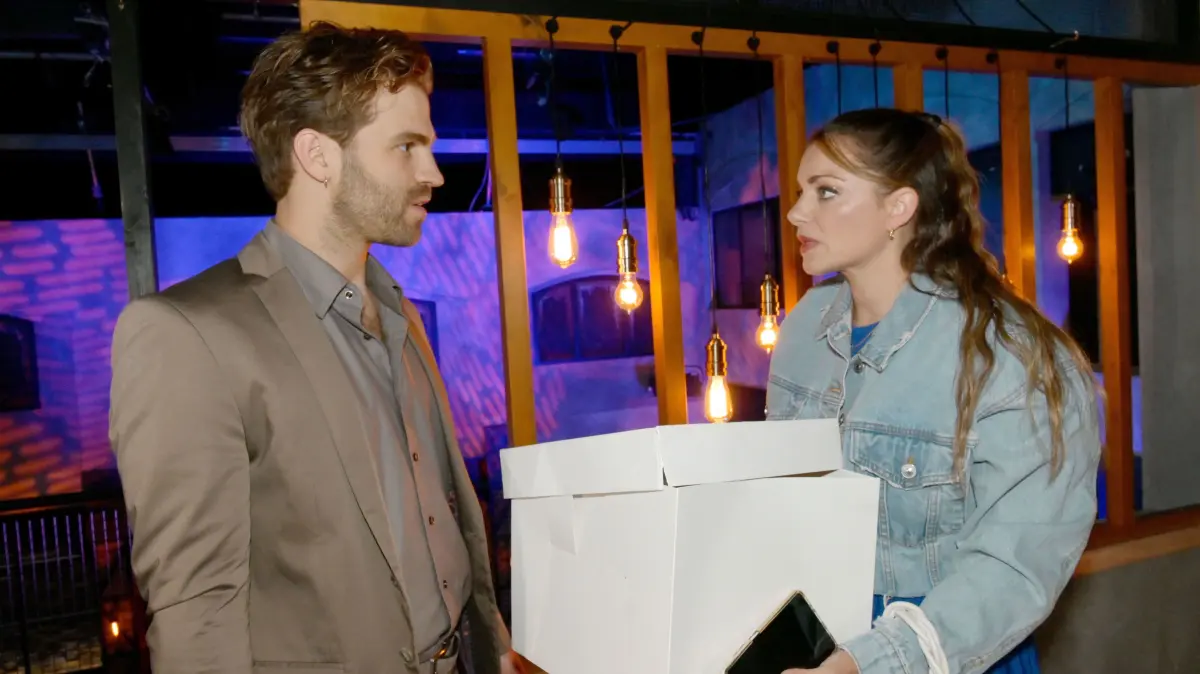 Julian (Onno Buß) und Emily (Anne Menden) geraten bei GZSZ wieder aneinander.