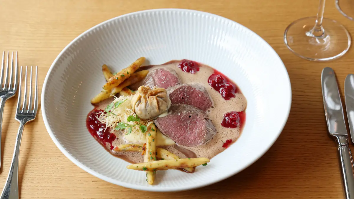 Rehkeule mit Tonkabohnenjus im Hotel Restaurant Krone in Sulzbach-Laufen