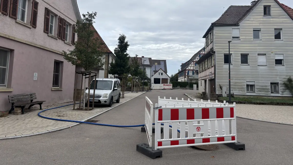 Im Ortskern von Orlach besteht seit Monaten eine Trinkwasser-Notversorgung. Die dicken Leitungen liegen teilweise auf der Straße und auf Gehwegen. Es kommt zu Verkehrseinschränkungen.