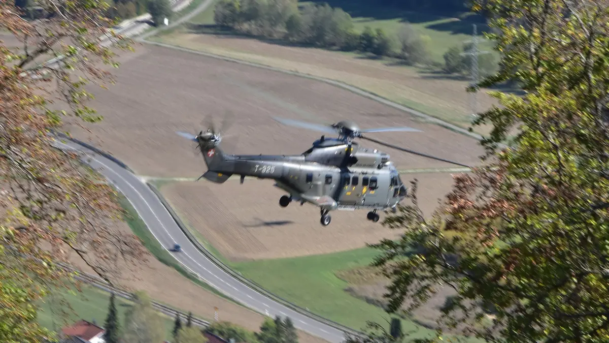 Schweizer Militärhubschrauber über dem Fehlatal Burladingen