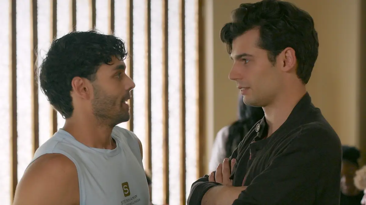 Luca (Orlando Lenzen, r.) und Nick (Raphael Kalkowski) haben ein romantisches Date. Bis auf einmal alles anders kommt.