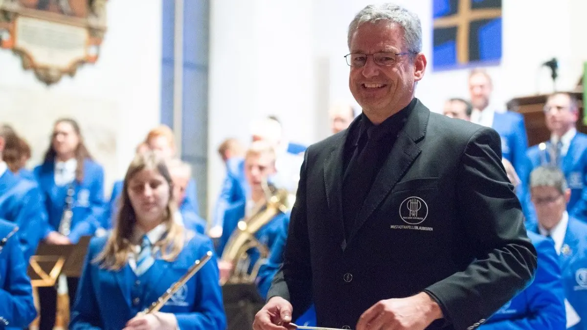 Martin Traub vor seinen Musikern: Er hört als Dirigent der Blaubeurer Stadtkapelle auf.