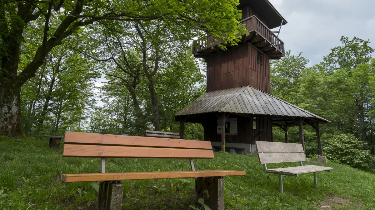 Bank am Kirgel: Bank am Kirgel vor dem Kernerturm