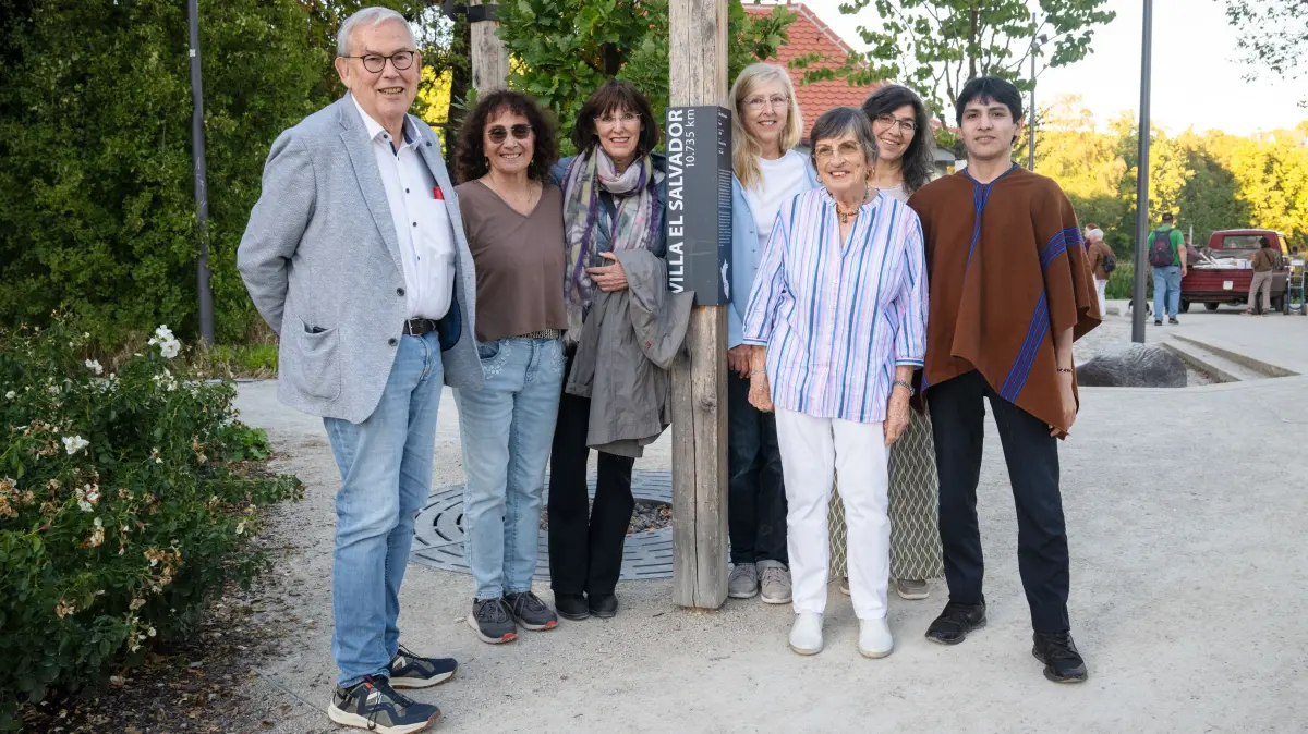 25 Jahre Partnerschaft Villa El Salvador, an der entsprechenden Stele im Anlagenpark stehen von links nach rechts: Michael Lucke, ehemaliger Erster Bürgermeister von Tübingen und ehemaliger 1. Vorsitzender des Partnerschaftsvereins, Nani Mosquera Schwenninger, Gründungsmitglied und ehem. 1. Vorsitzende des Partnerschaftsvereins, Brigitte Russ-Scherer, Martina Wiedmaier-Pfister, Vorstandsmitglied Partnerschaftsverein, Dorothea Hetzer, Kassiererin, Annette Deutschle und Leonardo Mena, Freiwilliger aus Villa El Salvador