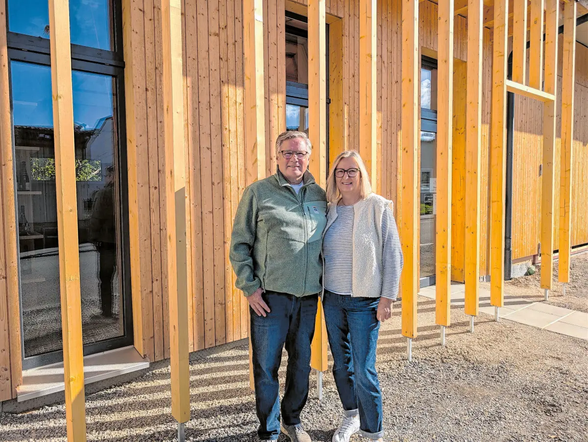 Ein "Family-Projekt", das jetzt in die Zukunft geht. Simone und Jürgen Wetzel präsentieren nun gerne den fertiggestellten Neubau und die "Alte Küferei" im Walkenmühleweg an neuer Stelle.⇥Christian Steinhilber