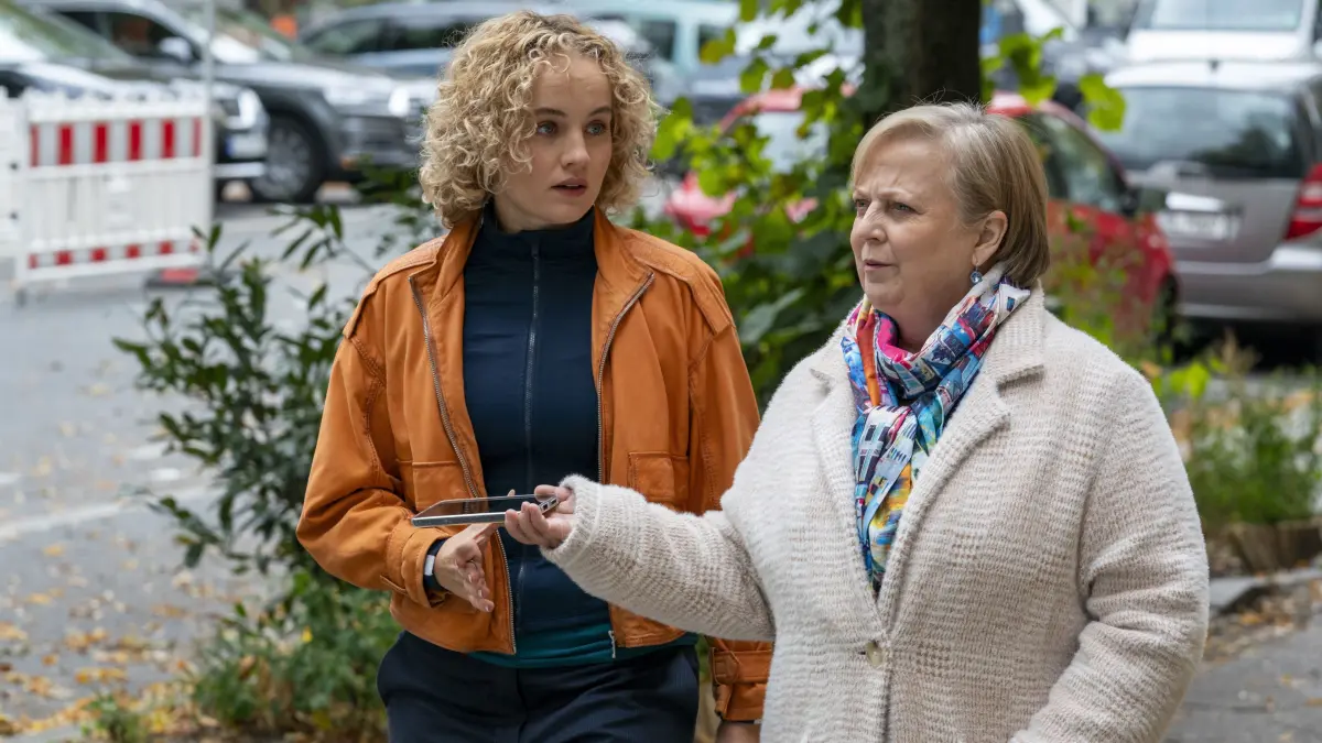 Beim Spaziergang wird gearbeitet: Die Rechtsanwältinnen Lisa Liebling (Luise von Finckh, li.) und Dr. Talia Jahnka (Gabriela Maria Schmeide, re.).